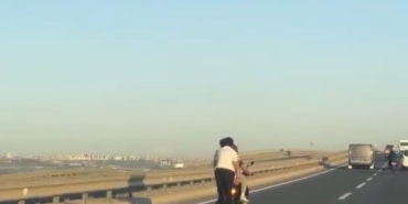 Trafikte motosiklete tutunarak ilerleyen patenli genç yürekleri ağza getirdi