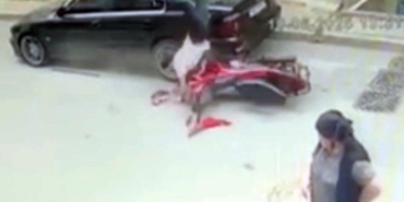 Sultangazi’de motosikletli, park halindeki otomobile çarptı