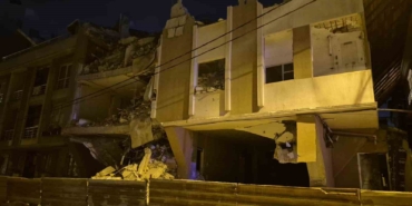 Avcılar’da kentsel dönüşüm kapsamında yıkımına başlanan bina böyle çöktü