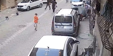 Yolda yürüyen kadın, hırsızın hedefi oldu; cebinden telefonu çalındı