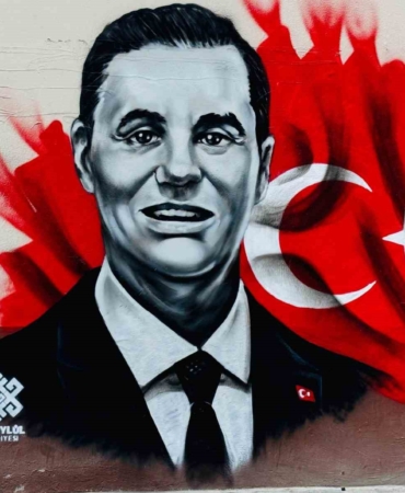 Balıkesir’de Ferdi Zeyrek’in resmi grafitiyle okul duvarına işlendi