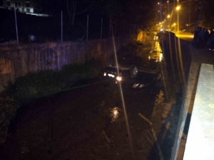 Beykoz’da kontrolden çıkan otomobil dereye uçtu: 1 yaralı