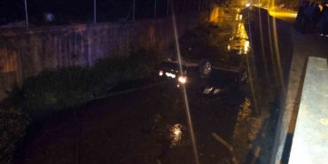 Beykoz’da kontrolden çıkan otomobil dereye uçtu: 1 yaralı