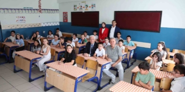 Başkan Bozbey, öğrencilerin karne sevincine ortak oldu