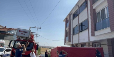 4 aylık bebeği rehin aldı, ‘yaklaşmayın’ diyerek balkondan bal kabağını fırlattı