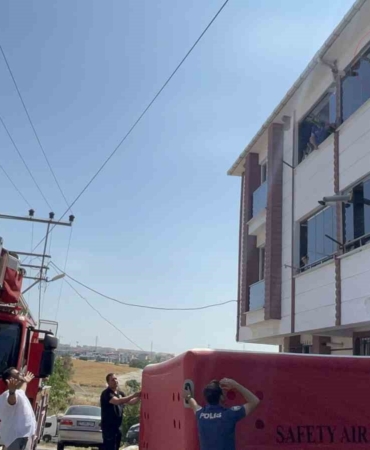 4 aylık bebeği rehin aldı, ‘yaklaşmayın’ diyerek balkondan bal kabağını fırlattı