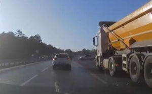 Arnavutköy - Sultangazi yolunda kontrolden çıkan araç kaza yaptı