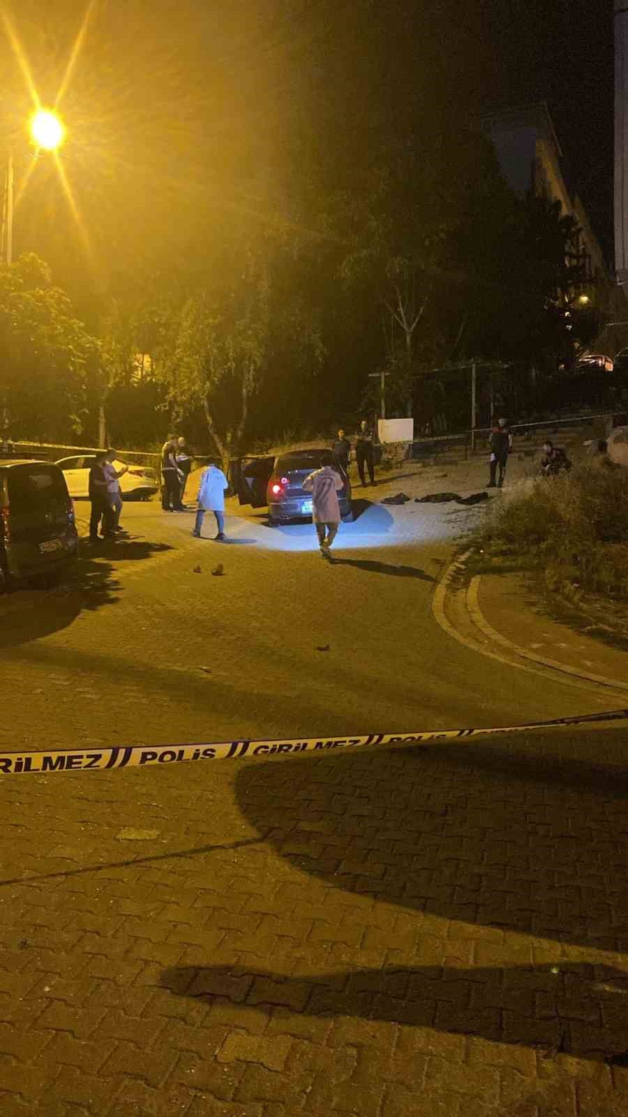 Esenyurt’ta hareketli dakikalar... Uzun namlulu silahla tekel bayisi kurşunlayıp polisten kaçtılar