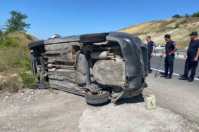 Takla atan otomobilden yara almadan kurtuldular