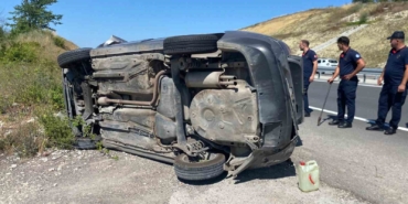 Takla atan otomobilden yara almadan kurtuldular