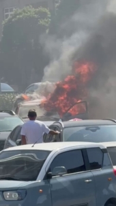 Kartal’da otomobil alev alev yandı