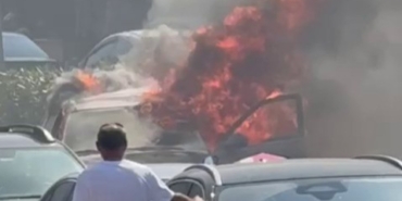 Kartal’da otomobil alev alev yandı