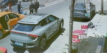 Arnavutköy’de yolun karşısına geçmek isteyen adama taksi çarptı