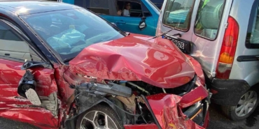 Kimsenin burnunun kanamadığı TEM’deki kazada 8 araç birbirine girdi
