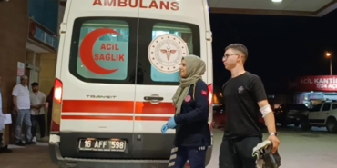 Motosiklet sürücüsü aracın altına girdi: 1 yaralı