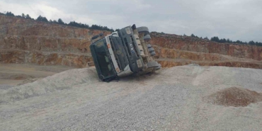 Bilecik’te kum yüklü kamyon devrildi