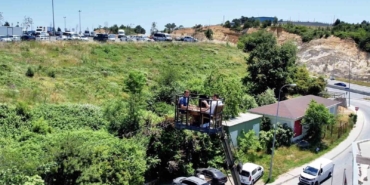 Müşteri manzara isteyince kafe sahibi vinç çağırdı