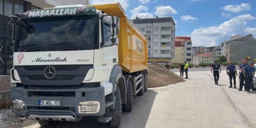 Polisten kaçamayacağını anlayınca fazla yükünü sanayinin ortasına döktü