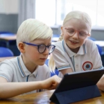 Türk Telekom’un ‘TahtApp’ uygulaması ile az gören çocuklar sınıflarda engelleri aşıyor