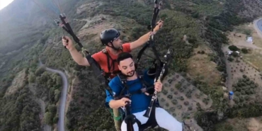 Paraşütte klarnet çaldı