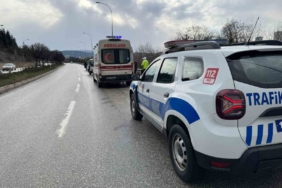 Kontrolden çıkan otomobil karşı şeride geçti, yaşanan trafik kazasında 2 kişi yaralandı