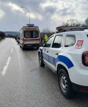 Kontrolden çıkan otomobil karşı şeride geçti, yaşanan trafik kazasında 2 kişi yaralandı