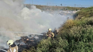 Sultangazi’de katı atık toplama alanında yangın çıktı
