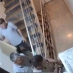 Yetkili servisin çalışanları beyaz eşya getirdi, terlik çaldı