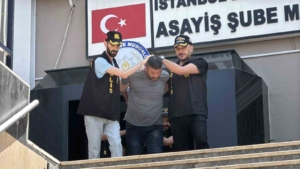 Sultangazi’de kahvehanede silahını gösterdi, kalbinden vuruldu: 2 şüpheli yakalandı