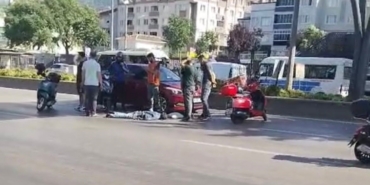 Üst geçit ihlali kazaya mâl oldu... Otomobilin çarptığı kadın ağır yaralandı