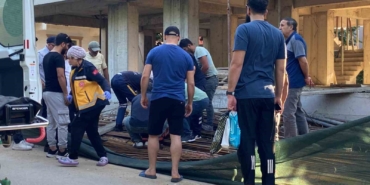 İnşaat işçisi 3. kattan demirlerin üzerine düştü