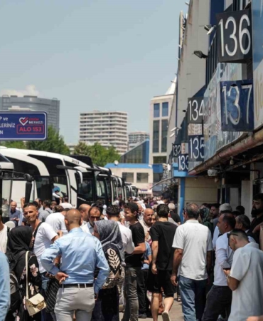 İstanbul Otogarı’nda bayram hareketliliği havadan görüntülendi