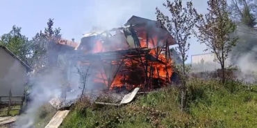 Yayla evi alev alev yandı