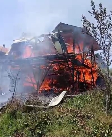 Yayla evi alev alev yandı