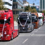 İstanbul’da son model tırlarla düğün konvoyu