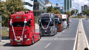 İstanbul’da son model tırlarla düğün konvoyu