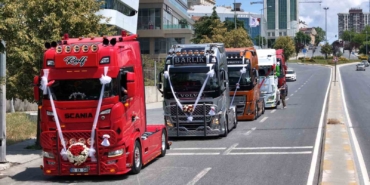İstanbul’da son model tırlarla düğün konvoyu