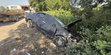 Kontrolden çıkarak bariyerlere çarpan otomobile tanker çarptı: 7 yaralı