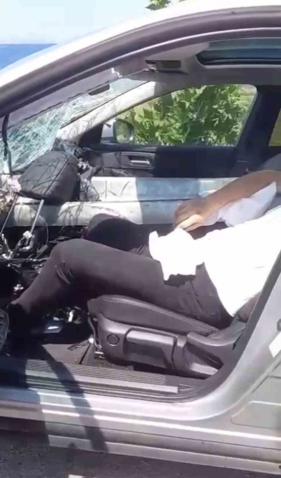 Otomobil bariyere saplandı, sürücü sağ kurtuldu