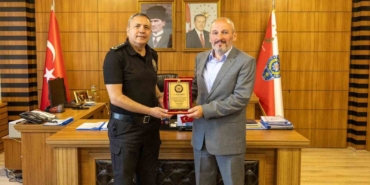 Bilecik’te emekliye ayrılan polis memuruna plaket