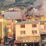 Bursa’da 5 katlı binanın çatı katı alevlere teslim oldu