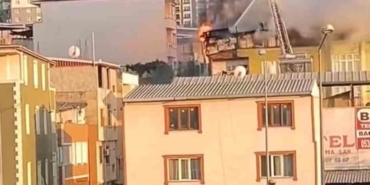 Bursa’da 5 katlı binanın çatı katı alevlere teslim oldu