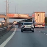 Tuzla’da ilginç görüntü: Otomobilin tamponunu arka koltukta taşıdı