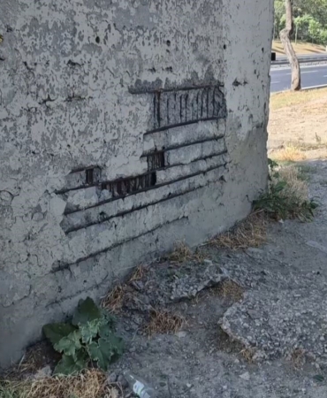 Avcılar’da beton parçaları dökülen köprü vatandaşı tedirgin ediyor