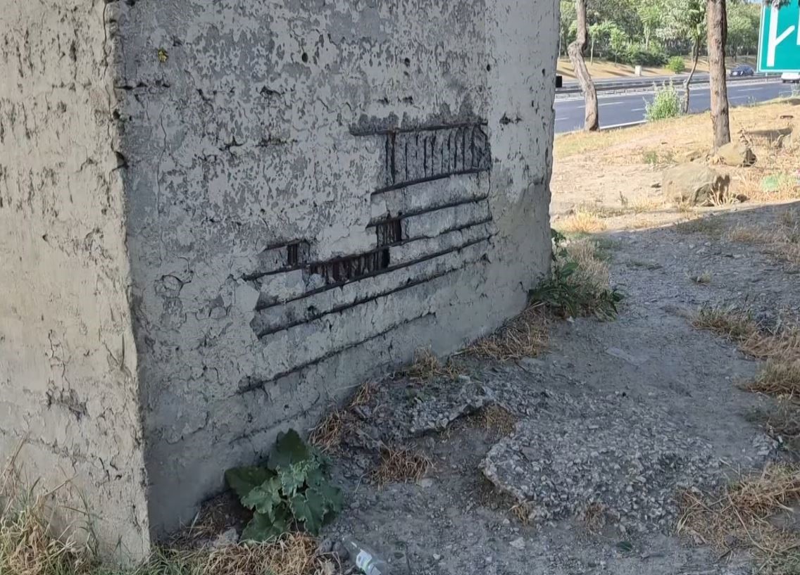 Avcılar’da beton parçaları dökülen köprü vatandaşı tedirgin ediyor
