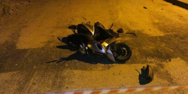 Otomobille çarpışan motosikletin sürücüsü hayatını kaybetti, oğlu ağır yaralandı