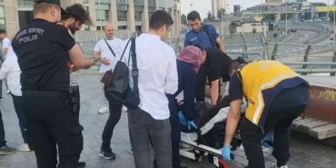 Adliye meydanındaki bariyerler rüzgarın etkisiyle 2 personelin üzerine devrildi