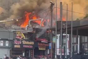 Bursa’da tarihi semtte yangın çıktı, 2 dükkan alevlere teslim oldu