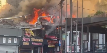 Bursa’da tarihi semtte yangın çıktı, 2 dükkan alevlere teslim oldu