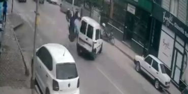 Ehliyetsiz sürücünün yaptığı kaza kameraya yansıdı